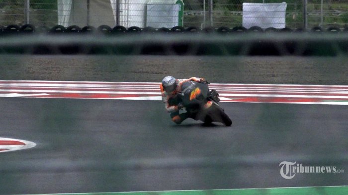 Pembalap MotoGP dari Tim Repsol Honda, Pol Espargaro melintas di tikungan 17 saat menjalani tes pramusim MotoGP 2022 hari pertama di Pertamina Mandalika International Street Circuit (Sirkuit Mandalika), Praya, Lombok Tengah, Nusa Tenggara Barat (NTB), Jumat (11/2/2022). Seluruh pembalap MotoGP mengikuti tes pramusim MotoGP 2022 di Sirkuit Mandalika pada Jumat-Minggu, 11-13 Februari 2022. TRIBUN-VIDEO.COM/FIKRI FEBRIYANTO