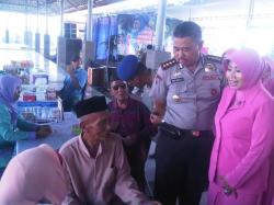 Polair Gresik Lakukan Pengobatan Gratis ke Nelayan