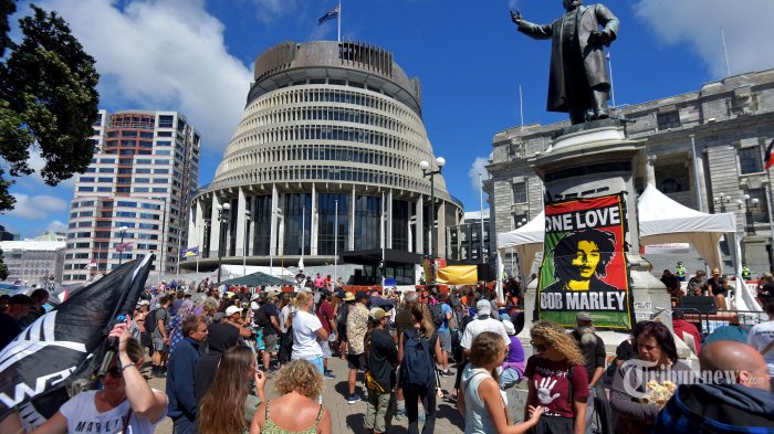 Demonstran anti-vaksin menduduki pekarangan di sekitar gedung parlemen (tengah) di Wellington pada 22 Februari 2022. (Photo by Dave Lintott / AFP)
