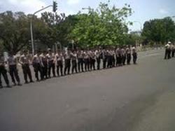 Di Depan Istana Buruh Disambut Hadangan Polisi