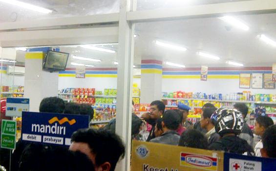 Tawuran 8 vs 3 Pemuda Terekam CCTV di Landak Baru