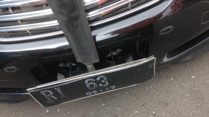 Pengawal Mobil Pejabat RI 63 Dilaporkan Tinju Spion Mobil Warga di Jalanan