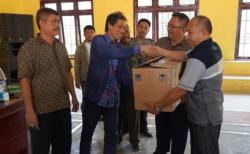 Anggota Komisi IV Hamdhani Bagikan Obat-obatan ke Masyarakat Terdampak Asap