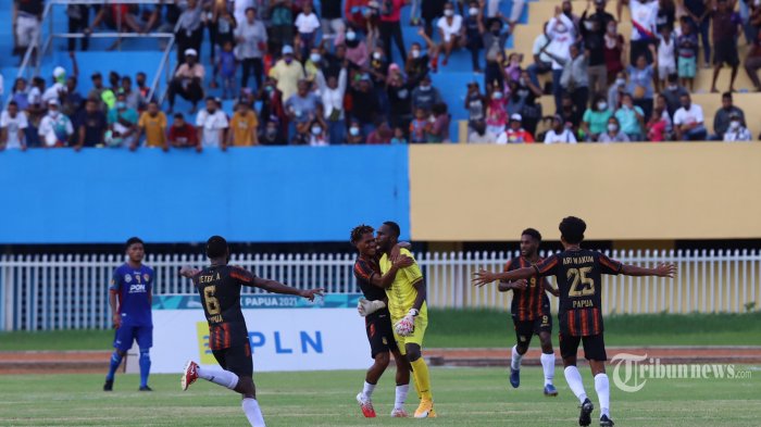 Hasil Sepak Bola Putra PON Papua 2021: Tuan Rumah Bungkam NTT 4-0, Melaju Babak Enam Besar