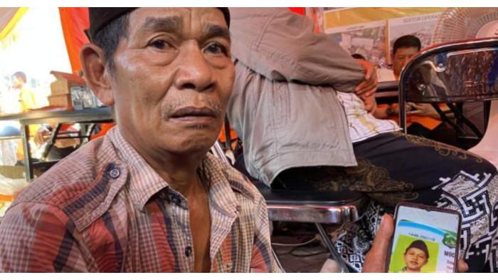 PONPES AMBRUK - Kakek Saidi (67) warga Sidoarjo, Jawa Timur hanya bisa menunggu kabar cucunya yang hilang di reruntuhan Ponpes Al Khoziny, Buduran Sidoarjo. Cucunya bernama Muhammad Adam Fidiansyah.