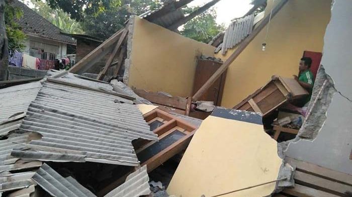 Posko Pendakian Gunung Rinjani Roboh Akibat Gempa