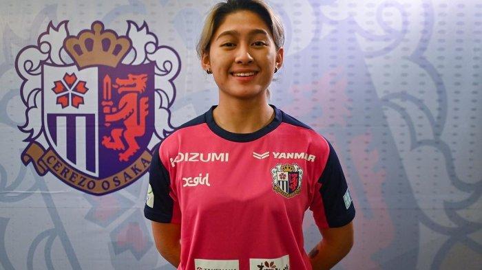 Potret Zahra Muzdalifah kenakan jersey klub barunya, Cerezo Osaka