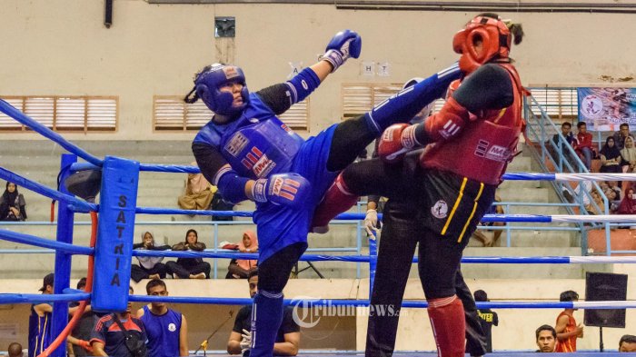 Atlet Muaythai Aceh bertarung pada Pra Kualifikasi Pekan Olahraga Rakyat Aceh Pra PORA 2017 di GOR KONI, Banda Aceh, (22/11/2017). Pengprov Muaythai Aceh menyediakan 147 tiket bagi atlet untuk bertanding di PORA 2017 mendatang.      SERAMBI/M ANSHAR