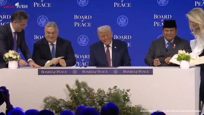 BOARD OF PEACE - Dalam foto: Presiden RI Prabowo Subianto (kanan) bersama Presiden AS Donald Trump (tengah) dan Perdana Menteri (PM) Hungaria Viktor Orbán (kiri) jelang penandatanganan Board of Peace (BoP) Charter yang diluncurkan dalam sebuah seremoni di sela penyelenggaraan World Economic Forum (WEF) di Davos, Swiss, Kamis (22/1/2026).
