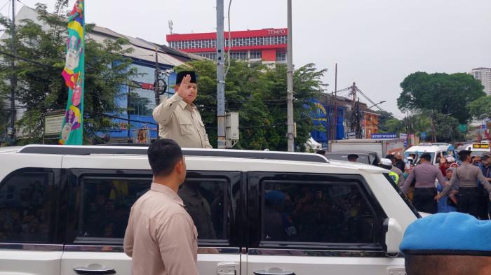 SPPG POLRI - Presiden Republik Indonesia Prabowo Subianto tiba di lokasi peresmian Satuan Pelayanan Pemenuhan Gizi (SPPG) Polri dan Gudang Ketahanan Pangan di Polsek Palmerah, Jakarta Barat, Jumat (13/2/2026) pukul 09.02 WIB. Prabowo tampak menyapa warga dari mobilnya MV3 Maung Garuda) (Tribunnews.com/Reynas Abdila)