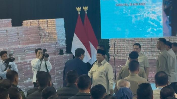Momen Presiden Prabowo Subianto berbincang dengan Menteri Keuangan RI Purbaya Yudhi Sadewa setibanya di lapangan Gedung Jaksa Agung Muda Tindak Pidana Khusus (Jampidsus) Kejagung, Jakarta Selatan, Rabu (13/5/2026).
