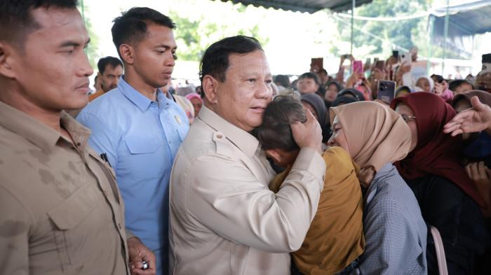 PRABOWO GENDONG BALITA - Kunjungan Presiden Republik Indonesia Prabowo Subianto ke wilayah Takengon, Aceh, menyisakan momen haru yang menyentuh hati warga. Prabowo gendong dan kecup kening balita.