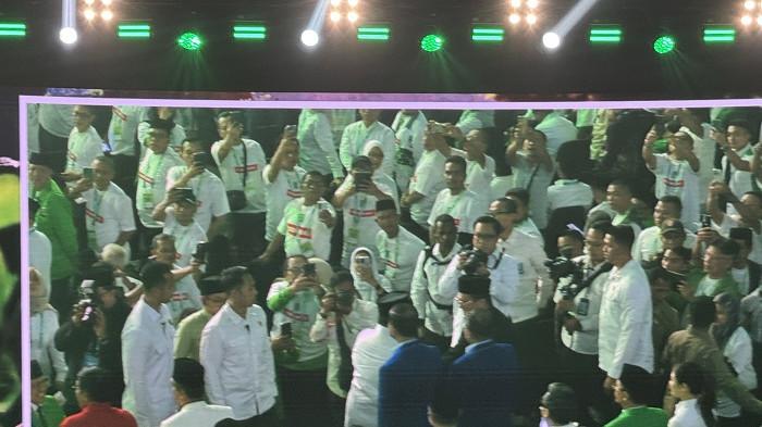 Momen kedatangan Presiden dan Wakil Presiden terpilih 2024-2029, Prabowo Subianto dan Gibran Rakabuming Raka, saat disambut hangat oleh Ketua Umum PKB Muhaimin Iskandar atau Cak Imin dalam acara puncak Harlah PKB di Jakarta Convention Center (JCC), Senayan, Jakarta.