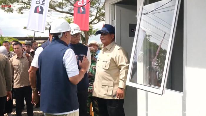 Dalam foto: Presiden RI Prabowo Subianto saat meninjau rumah hunian sementara (huntara) korban banjir di Kabupaten Aceh Tamiang, Provinsi Aceh, Kamis (1/1/2026).