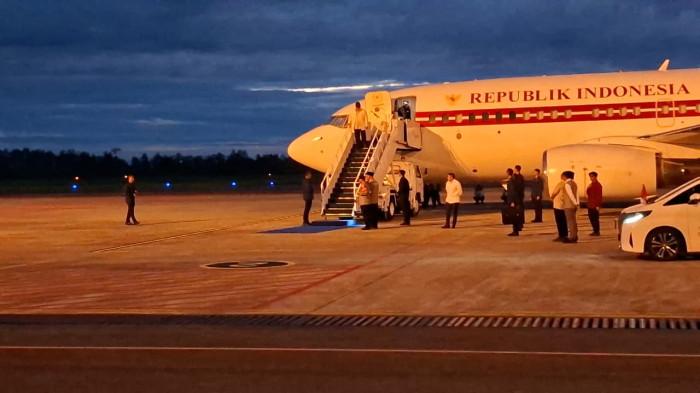 KUNJUNGI SUMBAR - Presiden Prabowo Subianto tiba di Bandara Minangkabau, Sumatera Barat sekitar 18.40 WIB, Rabu, (17/12/2025). Presiden akan meninjau dan memantau langsung penanganan bencana di Sumbar. (Taufik Ismail)
