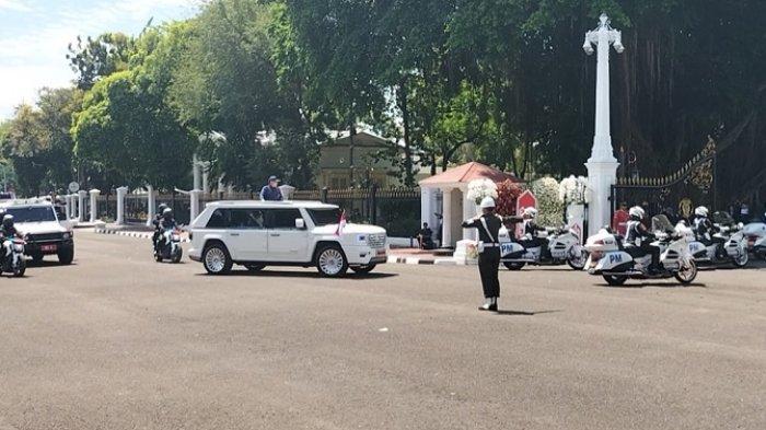 Momen Prabowo Subianto Berdiri di Atas Kap Mobil saat Tiba di Istana Negara