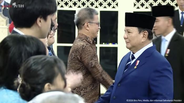 MOMEN AKRAB - Aktivis Rocky Gerung sempat menjabat tangan Presiden RI Prabowo Subianto dan Wakil Presiden RI Gibran Rakabuming Raka di Istana Kepresidenan, Jakarta Pusat, Senin (27/4/2026).