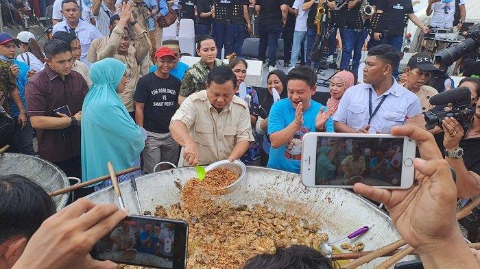 Prabowo Masak Besar Bareng Bobon Santoso di Cilincing, Menunya Opor Ayam Hingga Capcay