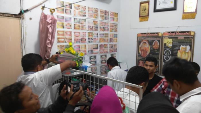 Satreskrim Polresta Pekanbaru Geledah Praktek Dokter Gigi Ilegal