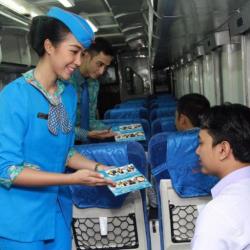 Lapar Saat Pelesir Atau Mudik Naik Kereta Api? Anda Bisa Pesan Menu Hokben dan McD Lho!