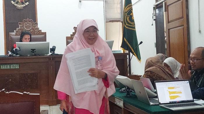 PRAPERADILAN PAULUS TANNOS - Ahli Hukum Internasional dari Universitas Islam Indonesia Sefriani menyatakan Paulus Tannos Tetap Bisa Ditangkap Meski berstatus sebagai WNA. Hal itu ia ungkapkan saat dihadirkan dalam sidang praperadilan di Pengadilan Negeri Jakarta Selatan, Kamis (27/11/2025).