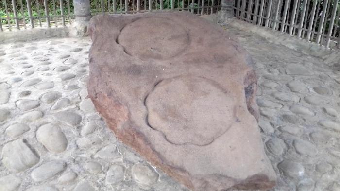 
Sebuah bentuk tapak gajah yang terdapat pada sebuah batu besar terletak di Kampung Muarajaya, Desa Ciaruteun ilir kecamatan Cibungbulang. Batu tersebut dilaporkan oleh pimpinan Bataviaasch Genootschap van Kunsten en Wetenschappen (Ikatan Kesenian dan Ilmu Batavia) pada 1863. 