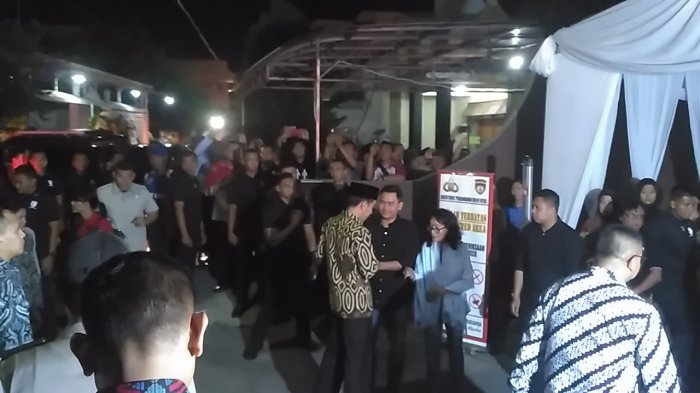 Jokowi Bersama Sang Istri Layat Besan di Rumah Sumber Solo