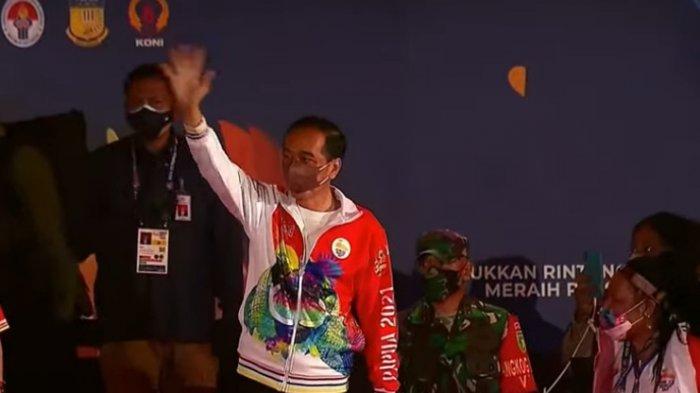 Pembukaan PON XX Papua, Jokowi Main Bola Dengan Empat Anak Papua, Lakukan Lebih dari 10 Kali Passing