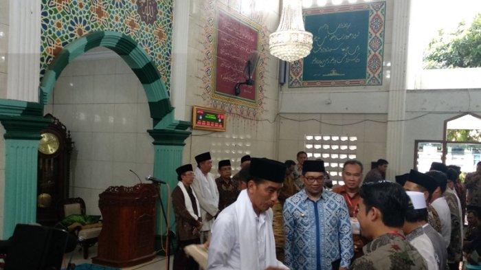Usai Salat Jumat, Jokowi Serahkan 115 Sertifikat Wakaf untuk Rumah Ibadah di Jabar