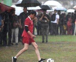 Saat Jokowi Main Bola Pakai Jersey Merah, Jadi Kiper dan Kebobolan 2 Gol