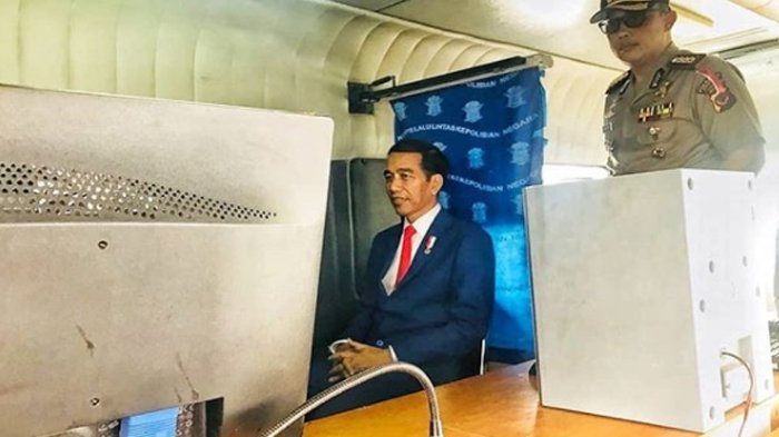 Gaya Presiden Jokowi Perpanjang SIM di Mobil Layanan Keliling, Pakai Jas Biru dan Dasi Merah