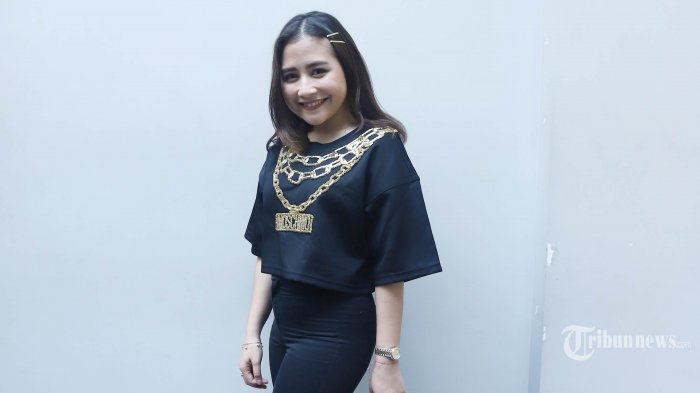 Reaksi Prilly Latuconsina saat Rossa Semringah Sabet Piala Penyanyi Solo di SCTV Music Awards 2019