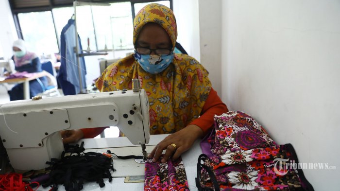 Inovasi di Tengah Pandemi, UMKM Binaan SMGR Ini Beralih Memproduksi Masker