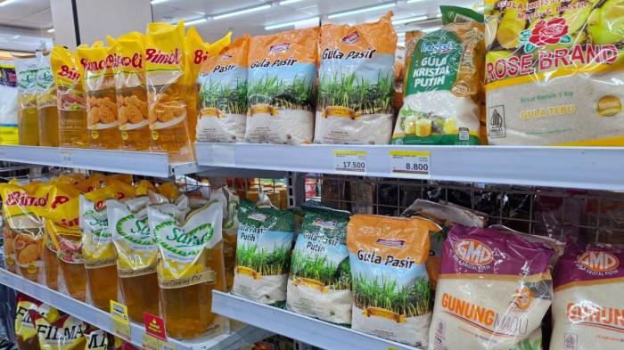PROMO - Display produk minyak goreng berbagai merk di Indomaret Fresh Baturan Indah, Colomadu, Karanganyar Jawa Tengah pada Senin 26 Januari 2026.