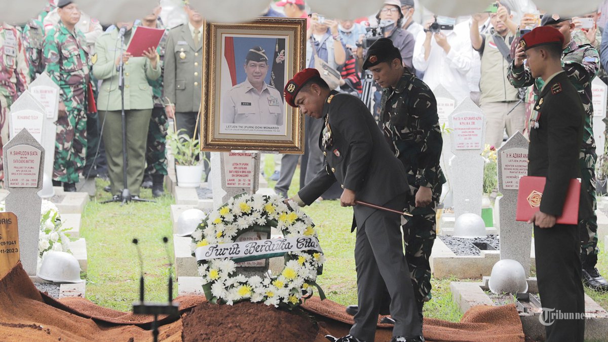 Panglima TNI Jendral Agus Subiyanto memberikan karangan bunga saat prosesi pemakaman eks Kepala BNPB Letjen (Purn) Doni Monardo di Taman Makam Pahlawan (TMP) Kalibata, Jakarta Selatan, Senin (4/12/2023). Sejumlah pejabat pemerintah dan politikus terlihat menghadiri prosesi pemakaman eks Kepala BNPB tersebut, diantaranya terlihat hadir Menko PMK Muhadjir Effendy, Menteri Sosial (Mensos) Tri Rismaharini, Mantan Wakil Presiden Try Sutrisno dan Ketua Umum Partai Demokrat Agus Harimurti Yudhoyono. Tribunnews/Jeprima