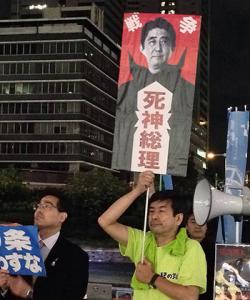 Massa Pro-China Berdemonstrasi Kritik Kebijakan PM Jepang
