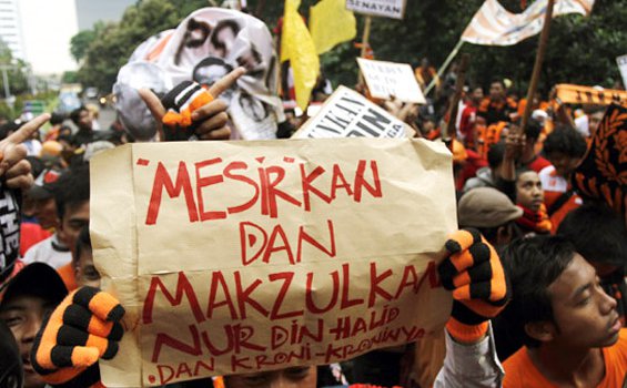 Brimob Bubarkan Aksi Bakar Ban Massa Anti Nurdin