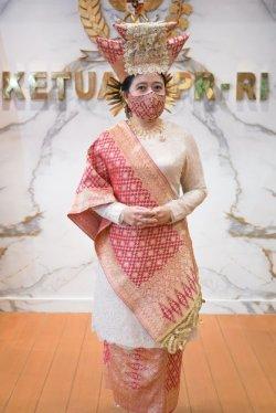 Hadiri Upacara HUT ke-76 RI di Istana, Ketua DPR Pakai Baju Adat Bundo Kanduang
