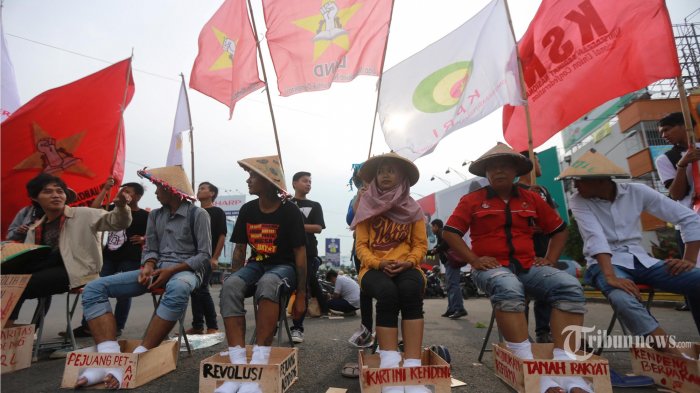 Aktivis Walhi di Bangka Mengecor Kaki untuk Dukung Petani Kendeng