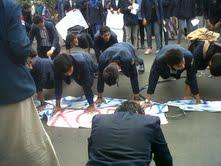 Mahasiswa FH-UB Push-Up untuk KPK-Polri