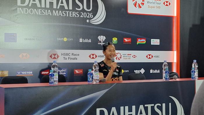 KEMENANGAN PERTAMA - Pebulutangkis tunggal putri Indonesia, Putri Kusuma Wardani saat melakukan konferensi pers usai sukses menaklukkan wakil China Taipei, Sung Shuo-yun, pada babak pertama Indonesia Masters 2026 di Istora Senayan, Jakarta, Rabu (21/1/2026). Tribunnews/Abdul Majid