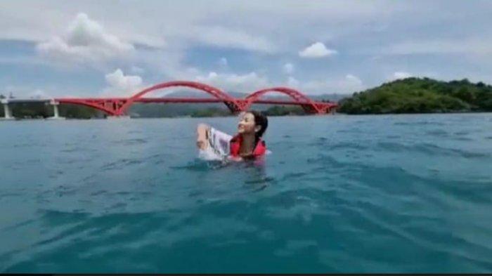 Dukung PON Papua, Putri Indonesia 2020 Berenang di Laut Sekitar Jembatan Youtefa