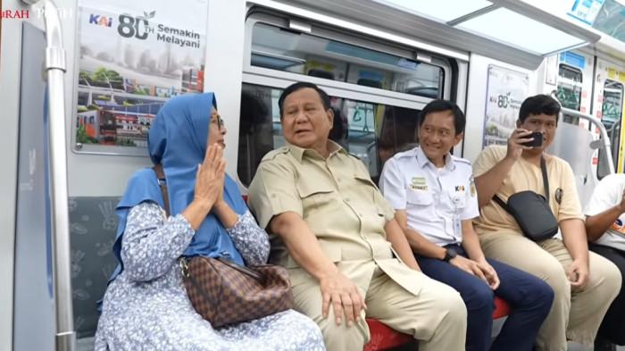 NAIK COMMUTER LINE - Presiden Prabowo Subianto berbaur dengan warga saat naik KRL commuter line di tasiun Tanah Abang, Jakarta, Selasa (4/11/2025). /Youtube: Sekretariat Presiden