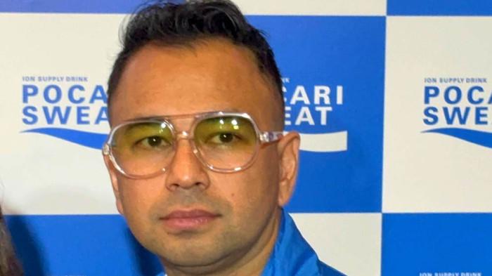 Raffi Ahmad menunjukkan sikap santainya menanggapi namanya disenggol Pandji Pragiwaksono,