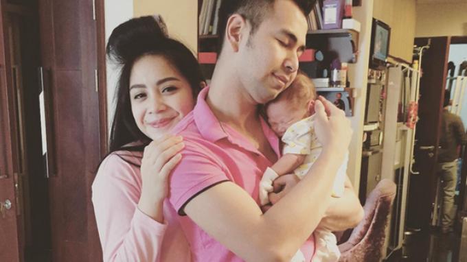 Rafathar Malik Ahmad lahir di gendongan ayahnya Raffi Ahmad