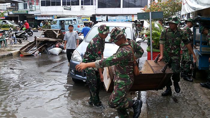 Tiba Semalam, Personel Raider Langsung Bantu Warga Terdampak Banjir di Pangkalpinang