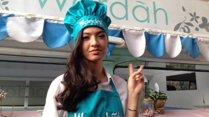 Suka Banget Bubur Gratis Dari Masjid di Medan, Setiap Buka Puasa Raline Shah Bawa Rantang Dari Rumah