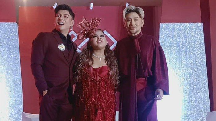 (kiri ke kanan) Randy Samuel, Shindy Samuel, dan Caren Delano usai jumpa pers perkenalan brand ambassador di kawasan Kuningan Jakarta Selatan, Sabtu (11/11/2023).