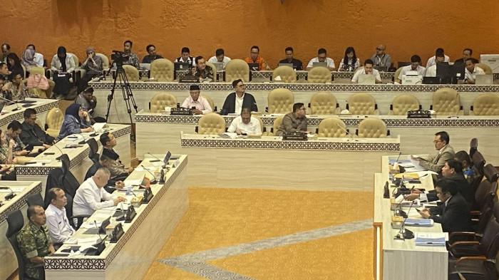 MUDIK LEBARAN 2026 — Suasana rapat kerja Komisi V DPR RI bersama pemerintah termasuk Menteri Perhubungan Dudy Purwagandhi, di Gedung DPR, Jakarta, Rabu (11/3/2026). Dalam rapat persiapan mudik Lebaran 2026 tersebut, DPR melayangkan kritik keras terkait harga tiket Jakarta-Manado yang tembus Rp11 juta dan mendesak Menteri Perhubungan untuk segera bertindak.