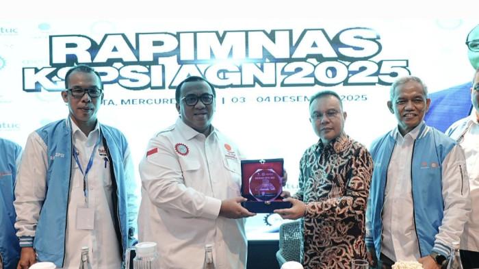 RAPIMNAS KSPSI - Wakil Ketua DPR RI Sufmi Dasco Ahmad dan Presiden KSPSI Andi Gani Nena Wea saat Rapat Pimpinan Nasional (Rapimnas) Konfederasi Serikat Pekerja Seluruh Indonesia (KSPSI), di Hotel Mercure, Jakarta, Kamis (4/12/2025).